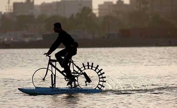 مخترع ایرانی موفق به طراحی و ساخت دوچرخه دریایی شد