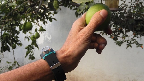 این دستبند از انعکاس امواج صوتی برای کمک به نابینایان استفاده میکند + عکس