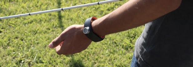 این دست‌بند از انعکاس امواج صوتی برای کمک به نابینایان استفاده می‌کند + عکس