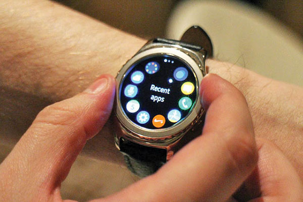 دست‌ها به صفحه‌نمایش ساعت هوشمند تبدیل می‌شوند