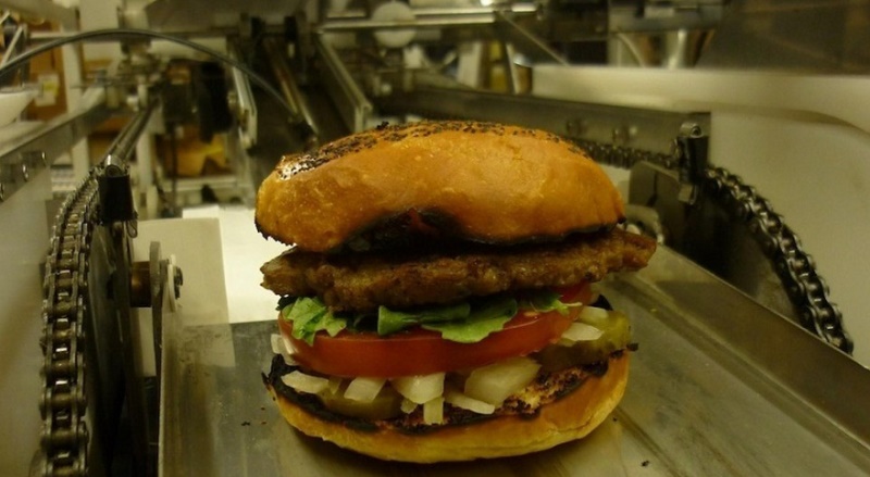 طعم لذیذ همبرگر را با روبات سرآشپز تجربه کنید