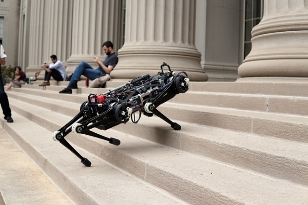 روباتی که به کمک یادگیری ماشین با پا می‌بیند!