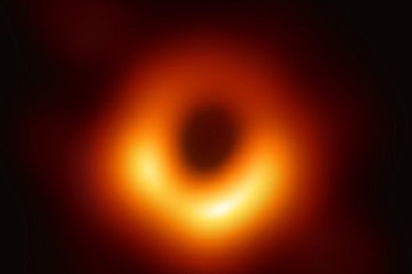 اولین عکس تاریخ از یک سیاهچاله فضایی ثبت شد