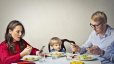 اگر می‌خواهید فرزندتان لجوج و پرخاشگر نباشد: استفاده از موبایل سر میز غذا ممنوع!