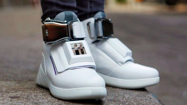 با این کفش فیلم ببینید و اسمارت‌فون‌تان را شارژ کنید + ویدیو