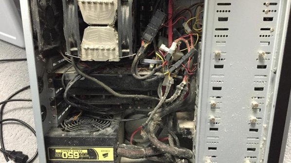 چرا دیدن عکس کامپیوترهای کثیف و خاکی هیجانانگیز است + گالری عکس