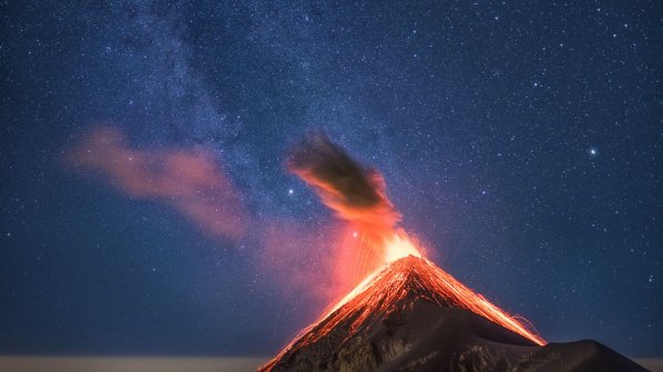داستان جالب عکاسی از آتشفشان و کهکشان راه شیری