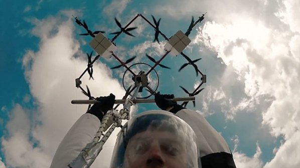 تماشا کنید: اولین پرش دنیا با پهپاد از ارتفاع ۳۰۰ متری