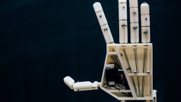 این دست روباتیک چاپ سه‌بعدی برای زبان اشاره ساخته شده است