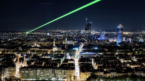 با کشف تازه محققان، سرعت اینترنت بهسرعت نور میرسد