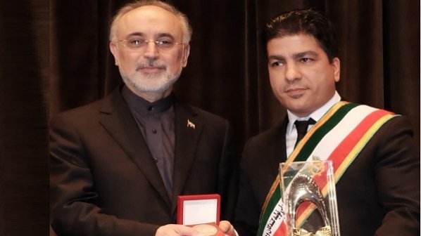 تقدیر از مدیرعامل شرکت پارس دیتا در  جشنواره ملی تولید کنندگان و مدیران جوان