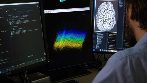 رابط مغز و کامپیوتر به بیمار مبتلا به سندرم قفل‌شدگی اجازه داد با دیگران ارتباط برقرار کند