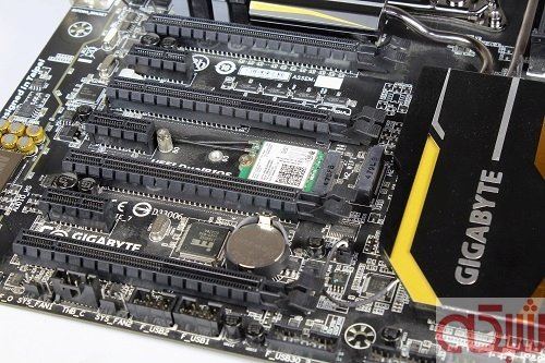چهار شکاف PCI-E بر روی مادربرد گیگابایت X99-UD7 WiFi برای استفاده از فناوری SLI و کراس‌فایر