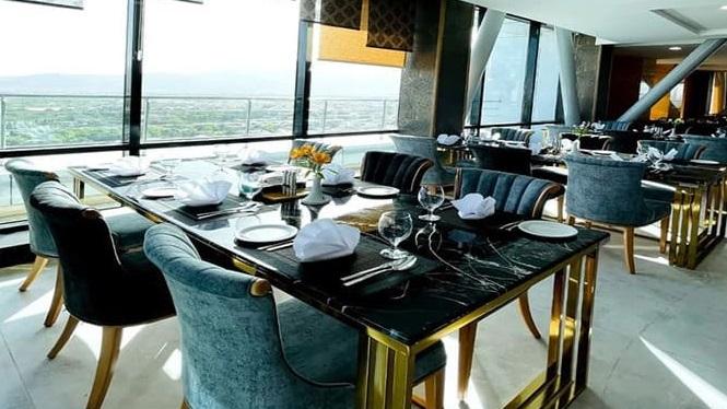 هتل چمران شیراز با طراحی مدرن و لوکس، امکانات بسیاری را برای مسافران خود فراهم کرده است. این هتل مناسب برای اقامت مدت کوتاه و بلند مدت و برگزاری جشن‌ها و مراسم‌های خاص است.