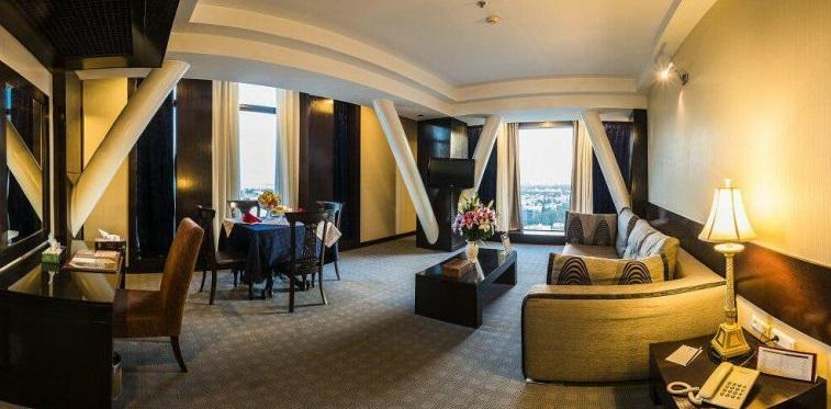 هتل چمران شیراز با طراحی مدرن و لوکس، امکانات بسیاری را برای مسافران خود فراهم کرده است. این هتل مناسب برای اقامت مدت کوتاه و بلند مدت و برگزاری جشن‌ها و مراسم‌های خاص است.