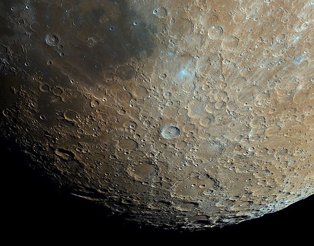 مشاهده جزییات ماه از بالکن خانه 