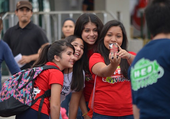 فیسبوک گوشی شما را برای پیدا کردن عکسهای دوستانتان جستوجو میکند