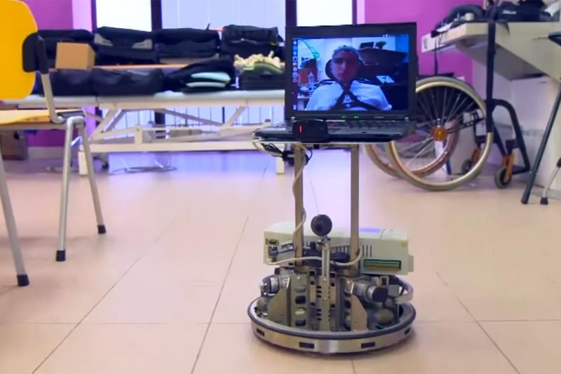 این روبات به معلولان کمک می‎کند با ذهن خود به گشت‌وگذار بپردازند