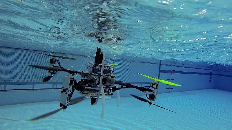 ویدیو: این دِرون زیر آب هم پرواز می‌کند