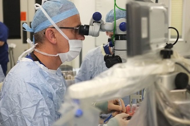 روبات‌ها برای اولین بار عمل جراحی چشم انجام دادند