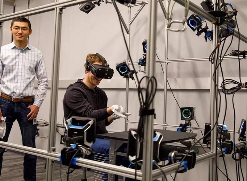 به‌زودی با دستکش‌های آکیلیس در محیط واقعیت مجازی تایپ کنید