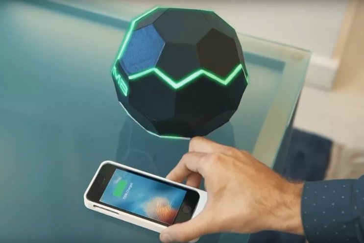 تماشا کنید: گوی عجیبی که گوشیهای موبایل را بیسیم شارژ میکند