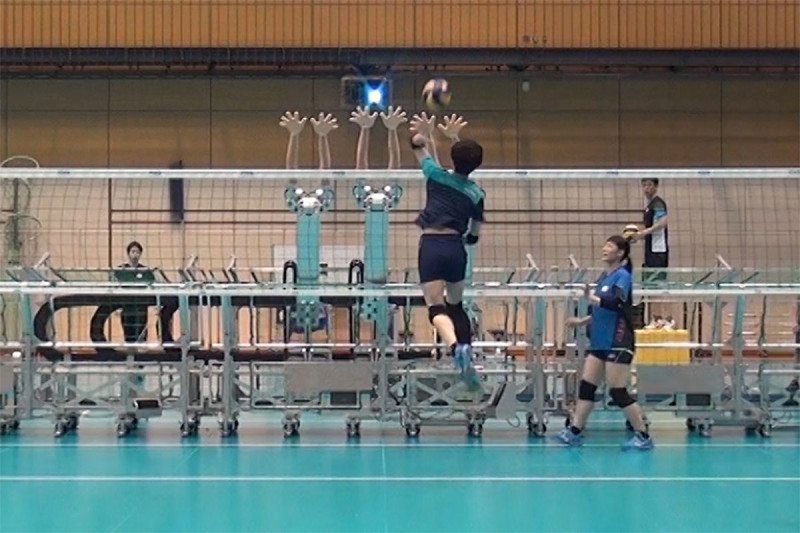 تیم ملی ژاپن با روبات‌ها والیبال بازی کردند