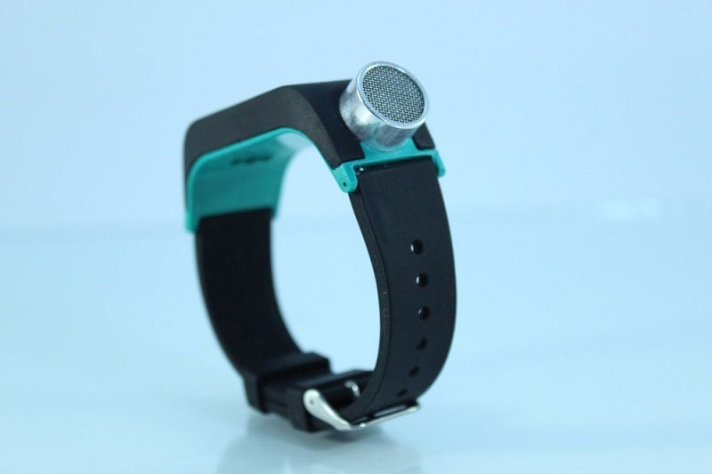 این دستبند از انعکاس امواج صوتی برای کمک به نابینایان استفاده میکند + عکس