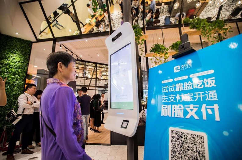 فروشگاه KFC در چین از طریق فناوری تشخیص چهره پول غذا را دریافت می‌کند