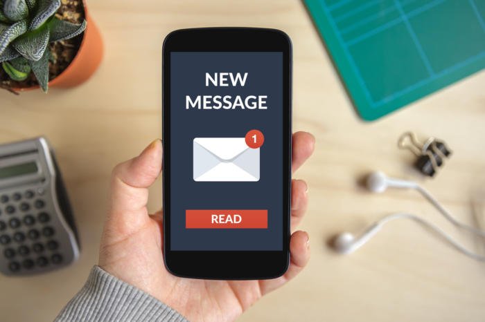 پیامک، ایمیل یا پست صوتی: کدامیک برای ارتباط با مشتريان مناسب‌تر است