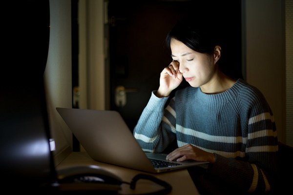 ۵ نشانه خستگی چشمی ناشی از کار زیاد با کامپیوتر به همراه روش‌های برطرف کردن آن