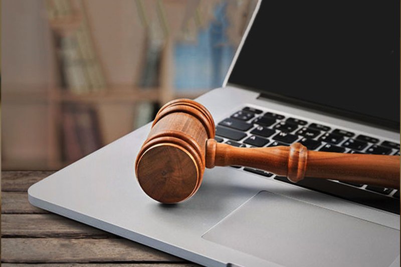 مروری بر دیجیتالی شدن دادگاه‌ها و تأثیر فنّاوری بر روی شغل وکلای حرفه‌ای در انگلستان