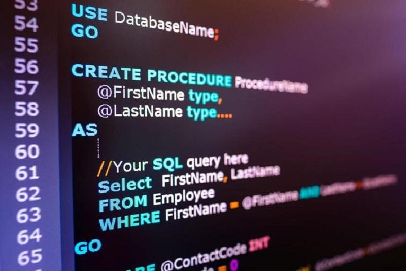 زبان SQL چیست و در چه زمینه‌هایی استفاده می‌شود؟