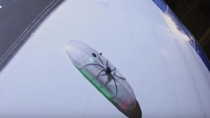 یک روبات عنکبوتی کشتی‌های پرنده را تعمیر می‌کند