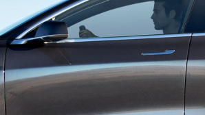 قفلهای تسلای جدید با اسمارتفون باز و موتور آن با اسمارتفون روشن میشود