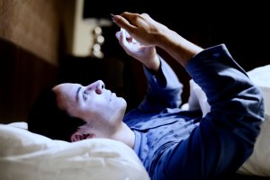 نور آبی، خواب سیاه: چرا نور تلفن همراه و نمایشگر قبل از خواب آسیب زاست؟