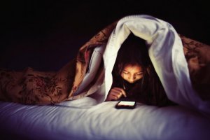 موبایل خود را مقصر عادت غلط خوابیدنتان ندانید
