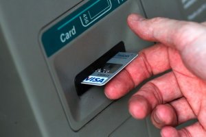 بدون کارت اعتباری از خودپردازهای بانک‌ها پول بگیرید