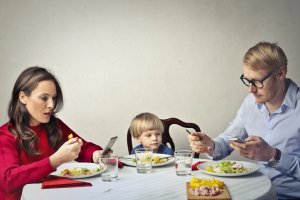 اگر می‌خواهید فرزندتان لجوج و پرخاشگر نباشد: استفاده از موبایل سر میز غذا ممنوع!
