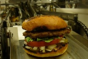 طعم لذیذ همبرگر را با روبات سرآشپز تجربه کنید